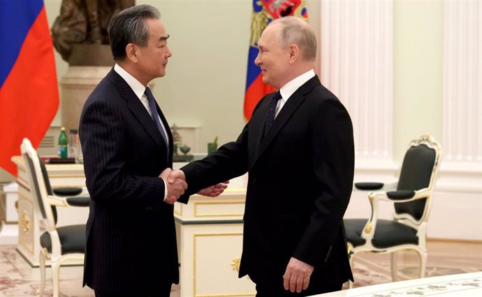 El presidente ruso, Vladimir Putin, y el jefe de la diplomacia china, Wang Yi