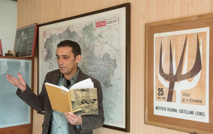 Andrés lee el libro de Demetrio Madrid sobre el arranque de Castilla  y León como comunidad autónoma