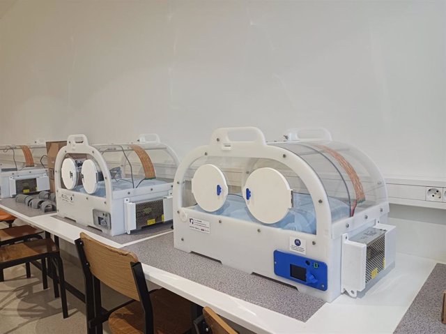 Alumnos de FP fabrican cunas incubadores portátiles de bajo coste, diez de las cuales serán enviadas a Ucrania.