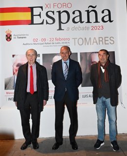 El poeta Luis Alberto de Cuenca, el alcalde de Tomares, José María Soriano, y el cineasta José Luis GArci, en el Foro 'España a debate'.