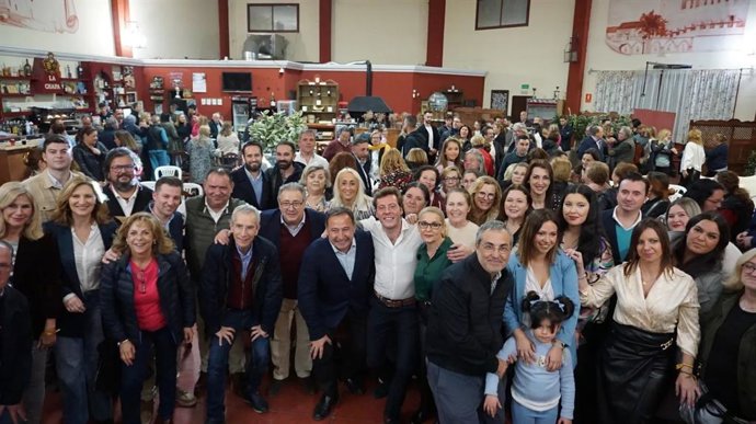 El presidente del PP de Sevilla, Ricardo Sánchez, en el centro de la imagen con el candidato y alcalde de Los Molares, José Veira.