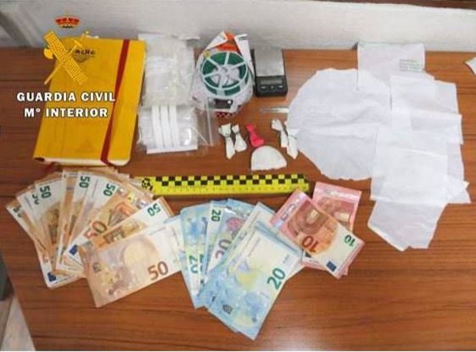 Droga, dinero y utensilios localizados en la vivienda del detenido el Tordesillas.