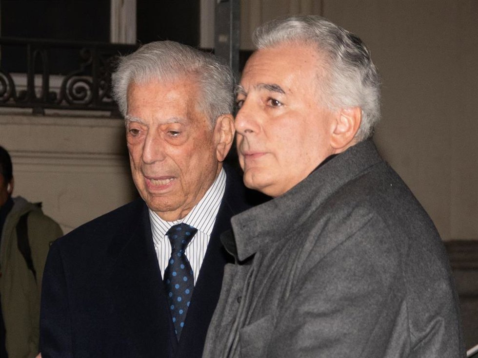 Mario Vargas Llosa y su hijo Álvaro