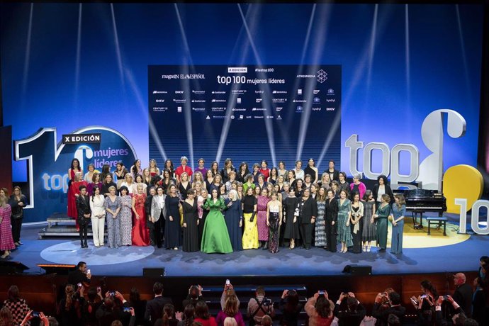 Foto de familia en la gala de Las Top 100 Mujeres Líderes de España que se celebró en el Teatro Real. 