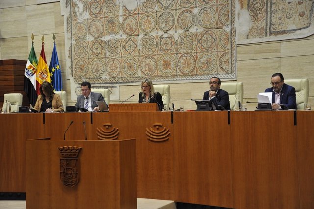 Mesa de la Asamblea de Extremadura en el pleno de la Cámara autonómica en el que se ha aprobado la reforma del Reglamento para adecuar la duración de la legislatura con el mandato de los senadores designados