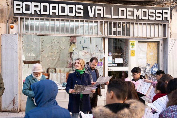 Alumnos de cuarto de primaria del colegio Sant Felip Neri visitando el comercio de barrio