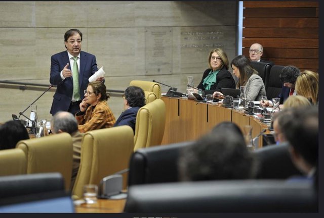El presidente de la Junta de Extremadura, Guillermo Fernández Vara, en el pleno de la Asamblea