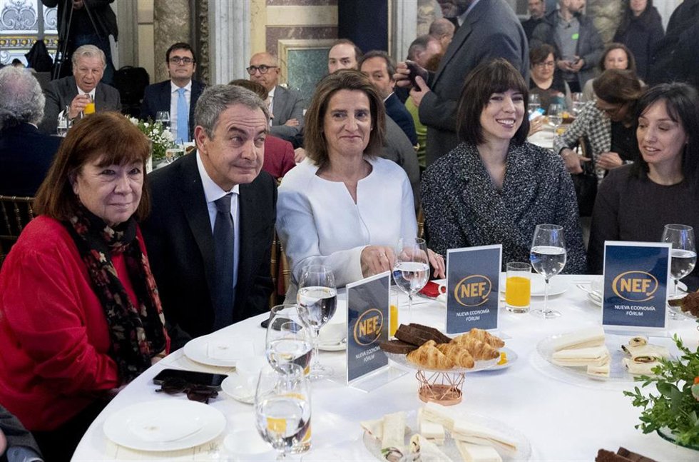 (I-D) La vicepresidenta primera del Senado y presidenta del PSOE, Cristina Narbona; el expresidente del Gobierno José Luis Rodríguez Zapatero; la viceprtesidenta tercera y ministra para la Transición Ecológica y el Reto Demográfico, Teresa Ribera; la mi