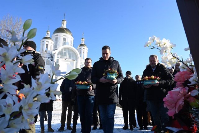 El presidente del Gobierno, Pedro Sánchez, realiza una ofrenda floral por los caídos en la guerra de Ucrania durante su visita a Kiev, un año después del inicio del conflicto armado con Rusia.