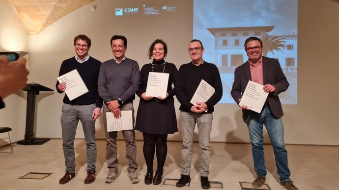 Archivo - El conseller de Transición Económica, Sectores Productivos y Memoria Democrática, Juan Pedro Yllanes; el decano del COAIB, Bernat Nadal; el arquitecto técnico y autor del Manual, Xisco Ramis; y la directora gerente del IDI, Mariona Luis.