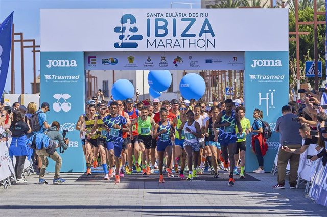 Archivo - Corredores de más de 20 países disputarán la Santa Eularia Ibiza Marathon en abril.