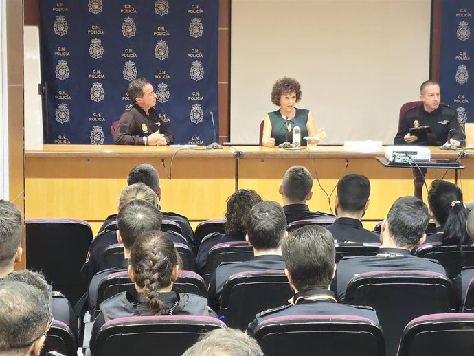 La magistrada del Juzgado de Violencia contra la Mujer número 2 de Las Palmas, María Auxiliadora Díaz, imparte formación a agentes del CNP sobre violencia de género en Canarias