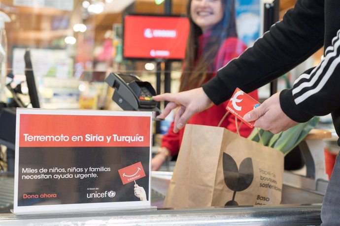 Imagen de un consumidor que dona a su paso por caja en la campaña de ayuda por el terremoto en Siria y Turquía en el hipermercado Eroski Artea.