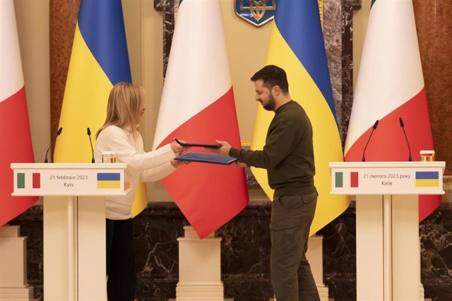 El presidente de Ucrania, Volodomir Zelenski, recibe en Kiev a la primera ministra de Italia, Giorgia Meloni