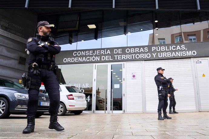 Varios policías en la entrada de la Consejería de Obras Públicas, Ordenación del Territorio y Urbanismo de Cantabria