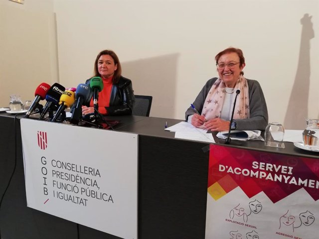 La consellera de Presidencia, Función Pública e Igualdad, Mercedes Garrido, y la directora del IbDona, Maria Duran, en la rueda de prensa para informar de los datos de acompañamiento a víctimas de violencia en 2022.