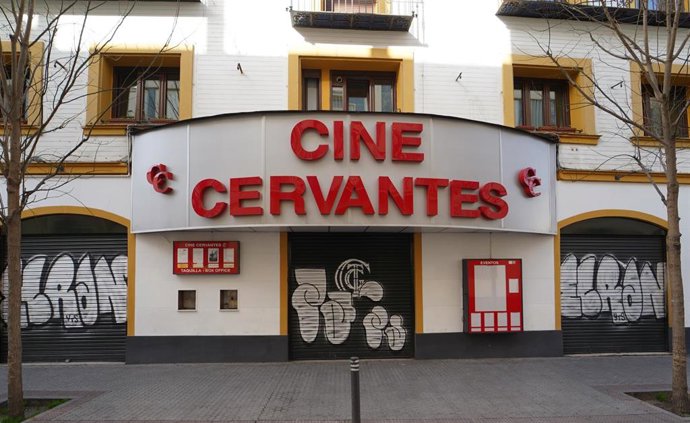 Fachada principal del cine Cervantes, en la calle Amor de Dios.