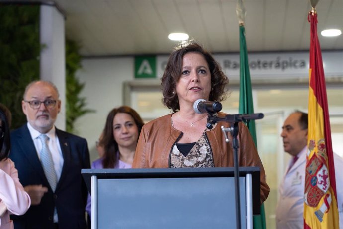 La consejera de Salud y Consumo, Catalina García, durante la visita al Hospital Unversitario Virgen del Rocío de Sevilla. 