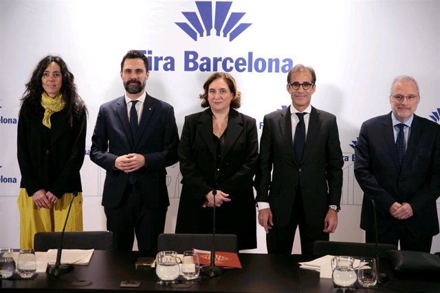 La presidenta de la Cámara de Barcelona, Mònica Roca; el conseller de Empresa y Trabajo, Roger Torrent; la alcaldesa de Barcelona, Ada Colau; el presidente de Fira de Barcelona, Pau Relat, y el director general, Constantí Serrallonga.
