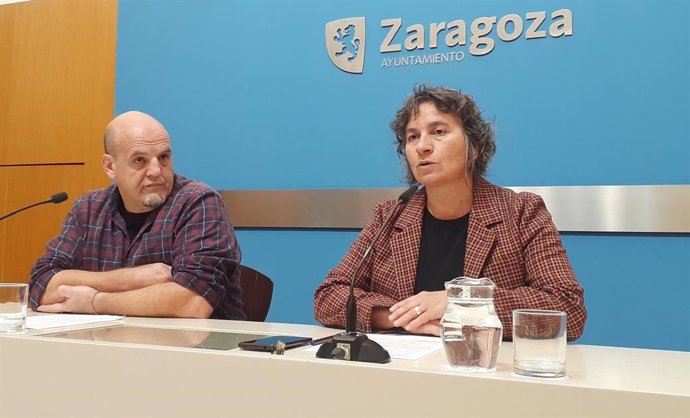 Archivo - La concejala de Zaragoza en Común en el Ayuntamiento de Zaragoza, Luisa Broto y el coordinador municipal de ZeC y segundo en la lista de esta formación a las elecciones de 2023, Suso Domínguez