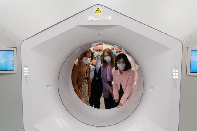 La ministra de Sanidad, Carolina Darias (d), y la consejera de Salud y Consumo, Catalina García (i), hacen una visita al hospital Virgen del Rocío para ver la nueva máquina de radiología contra el cáncer. 