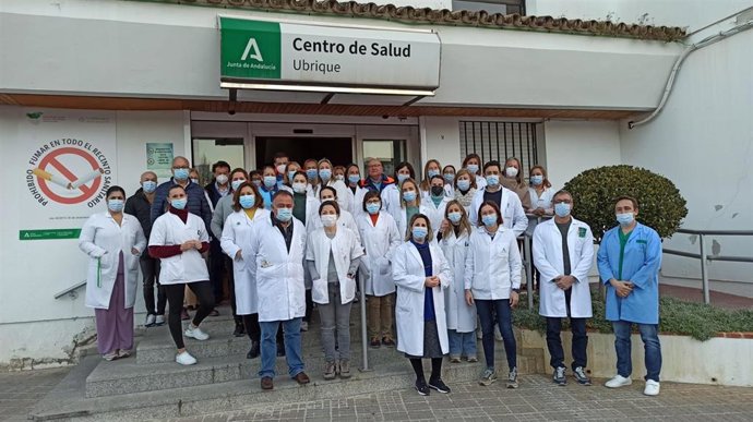 Sanitarios de Ubrique se concentran para concienciar a la población ante el aumento de agresiones en centros de salud