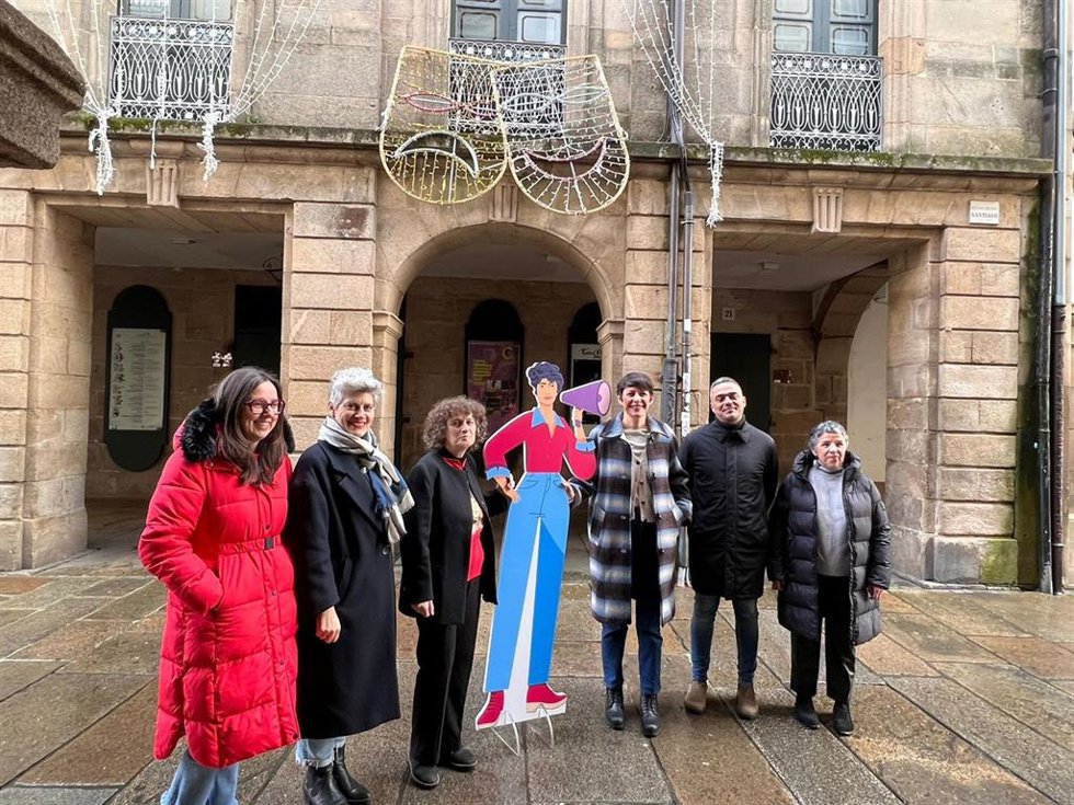 Ana Pontón, portavoz nacional del BNG, junto a la cabeza de lista en Santiago, Goretti Sanmartín, y la diputada Mercedes Queixas, entre otras dirigentes nacionalistas, ante el Teatro Principal de la capital gallega, presentando iniciativas sobre Rosalía.