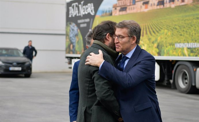 El presidente del PP, Alberto Núñez Feijóo, en su visita a la localidad ciudadrealeña de Daimiel