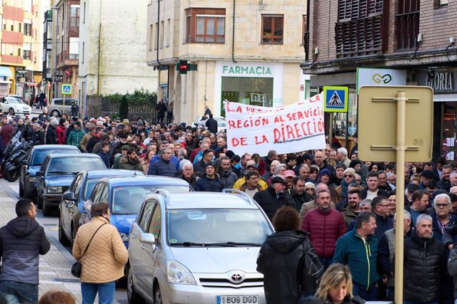 Centenares de trabajadores de la empresa Aspla sostienen pancartas durante una manifestación, a 6 de febrero de 2023, en Torrelavega.- Archivo