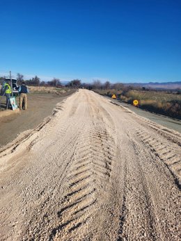 Archivo - Imagen de archivo de mejora de un camino rural.