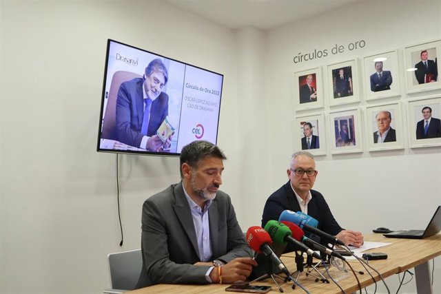 El secretario general del CEL, Nicesio Álvarez, y el presidente de la asociación empresarial, Julio César Álvarez, anuncian el premio Círculo de Oro 2022.