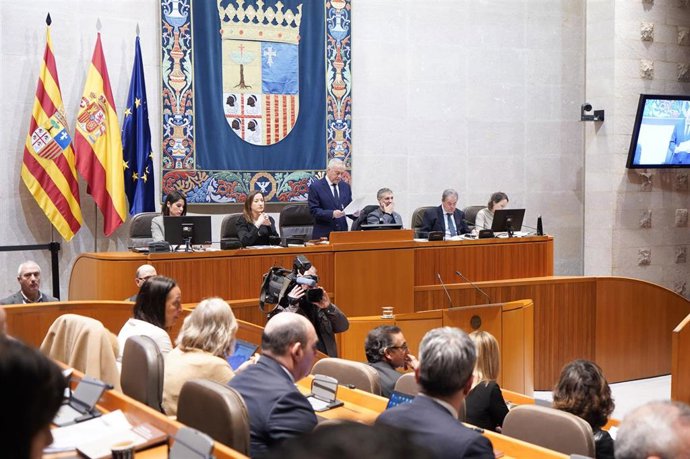 El presidente de las Cortes de Aragón, Javier Sada, da lectura a la declaración institucional.