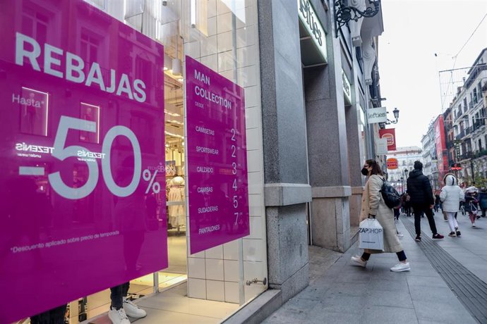 Archivo - Una mujer entra en una tienda Lefties, a 7 de enero de 2022, en Madrid (España)