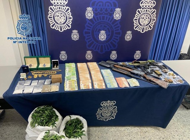Material intervenido en la operación de la Policía Nacional en Las Tres Mil Viviendas de Sevilla.
