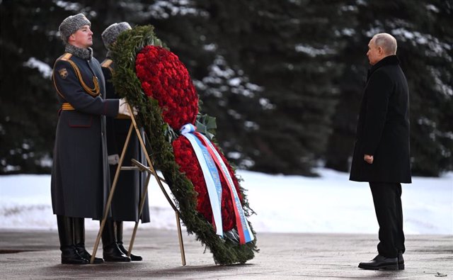 El presidente de Rusia, Vladimir Putin, en la tumba al soldado desconocido