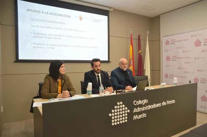 El director general de Vivienda, José Francisco Lajara, presenta las ayudas de mejora de accesibilidad para viviendas de la estrategia Haciendo Hogar en el Colegio de Administradores de Fincas de la Región de Murcia