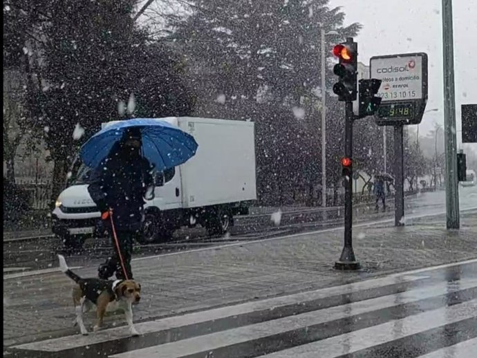 Un peatón este jueves en un paso de peatones en la ciudad de Salamanca.
