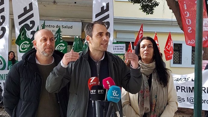 El coordinador de IU Andalucía, Toni Valero, en una concentración de sindicatos en defensa de la sanidad pública.