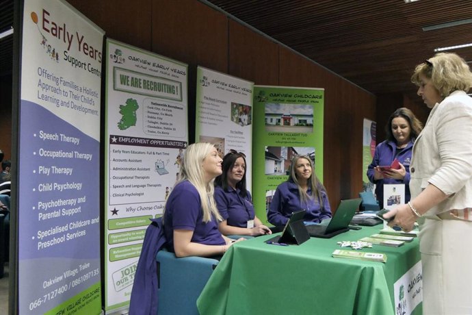 Nota De Prensa Y Fotos: Más 1.200 Personas Participan En Una Jornada De Reclutamiento De La Red Eures En Sevilla Para Trabajar En Irlanda