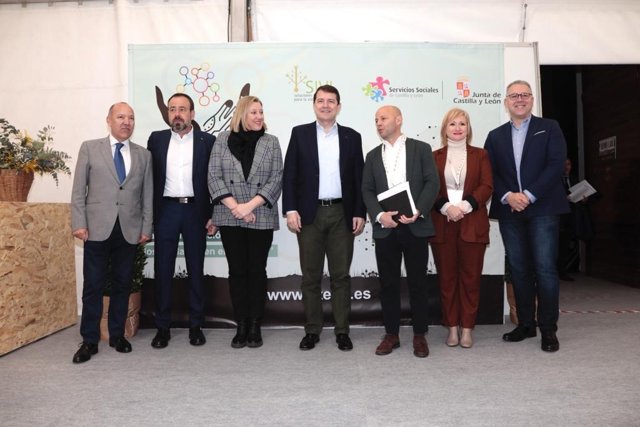 El presidente de la Junta, Alfonso Fernández Mañueco (en el centro), durante la presentación de Fitecu en Villardeciervos.