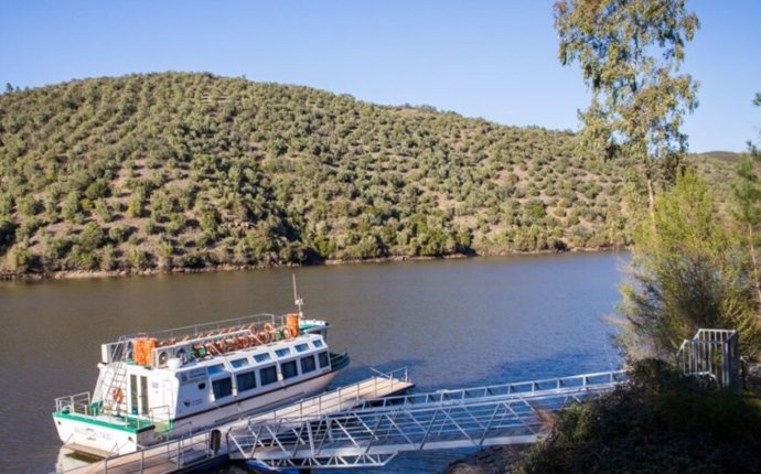 El barco turístico Balcón del  Tajo retoma en marzo la navegación con cuatro rutas fluviales