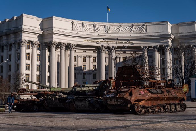 Vehicles militars en una plaa de Kíiv