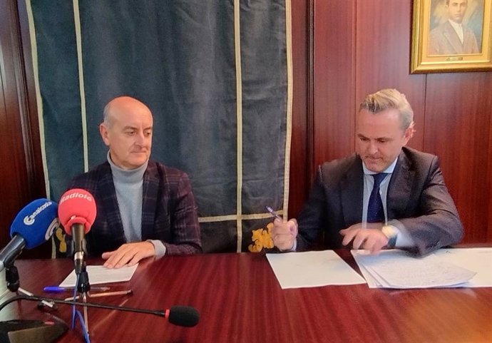 El director general de AVRA, Juan Carlos del Pino (derecha), y el alcalde de Lepe, Juan Manuel González, durante la firma del acuerdo.