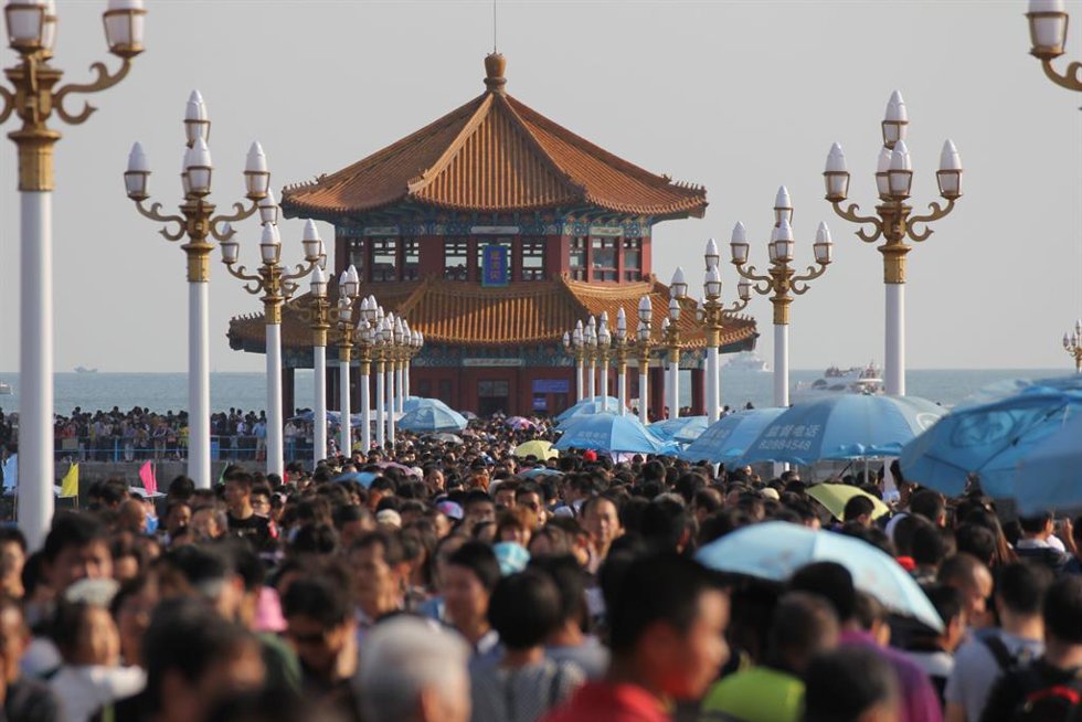 Archivo - Turistas en China