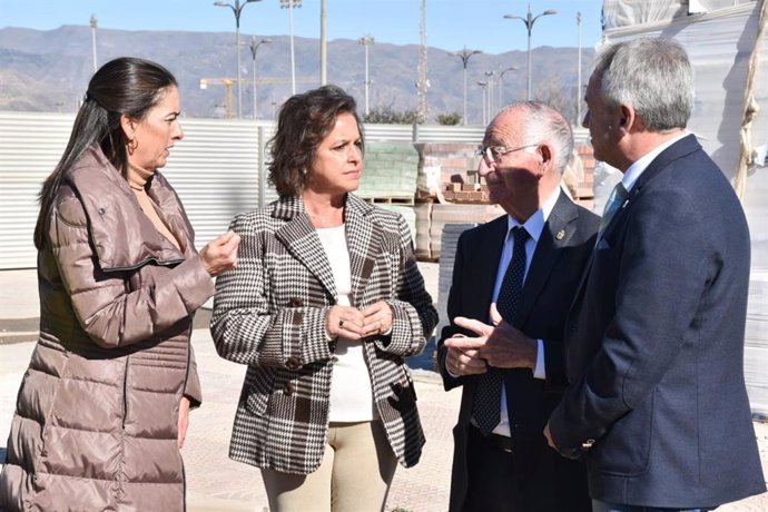 Archivo - La consejera de Salud y Consumo, Catalina García, visita las obras del Hospital de Roquetas de Mar (Almería) junto al alcalde del municipio, Gabriel Amat. 