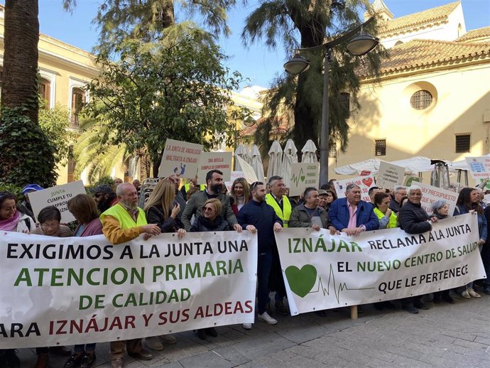 Lope Ruiz (centro), con los vecinos de Iznájar, concentrados ante la Delegación del Gobierno andaluz en Córdoba para exigir el nuevo Centro de Salud para su muicipio.