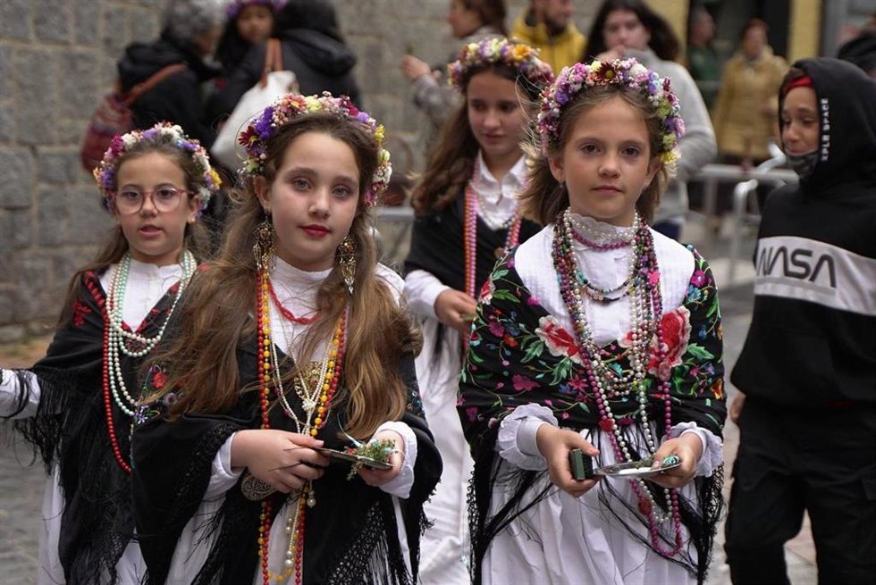 Archivo - Niñas en la fiesta de La Maya de Colmenar Viejo