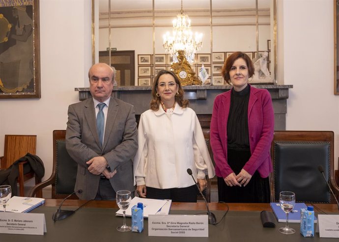 En la foto, de izquierda a derecha. El secretario general de la OEI, Mariano Jabonero; la secretaria general de la OISS, Gina Magnolia Riaño Barón y la directora del informe, Eva María Blázquez