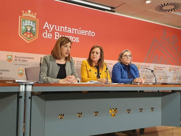 En la foto, la portavoz socialista Nuria Barrio y las concejales de Cs Rosario Pérez y Rosa Niño