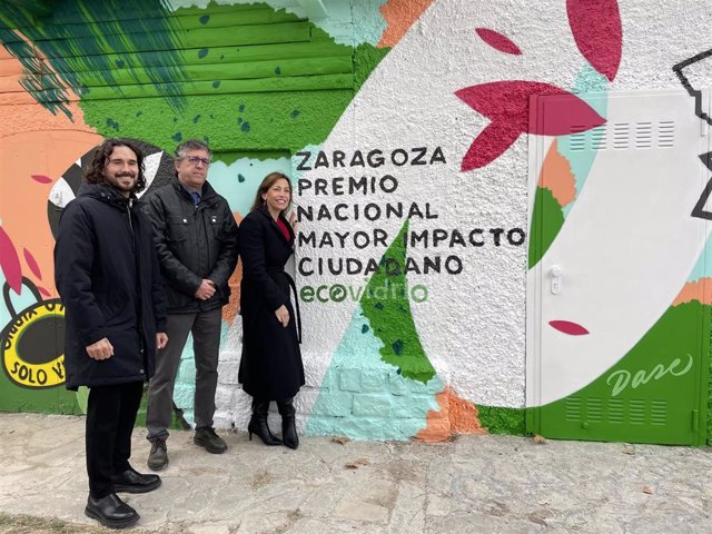 La consejera de Servicios Públicos y Movilidad del Ayuntamiento de Zaragoza, Natalia Chueca; el gerente de zona de Ecovidrio, Óscar Acedo; y el artista del mural, Marc Álvarez.